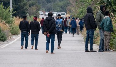 Κρήτη: Μετανάστες περιφέρονται ασκόπως προσπαθώντας να εντοπίσουν κάποιον υπεύθυνο για να δηλώσουν την άφιξή τους!