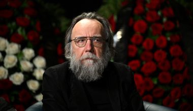 Α.Ντούγκιν: «Ο Πούτιν θα εξέταζε τον τερματισμό του πολέμου στην Ουκρανία αν το Κίεβο επανερχόταν σε ρωσικό έλεγχο»