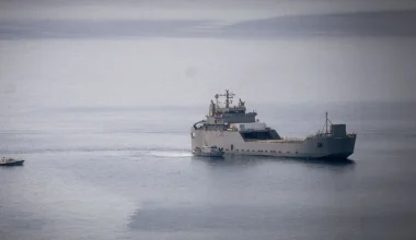 Στην Κρήτη με αρματαγωγό του Πολεμικού Ναυτικού οι 175 πολίτες του στολίσκου προς τη Γάζα: Δείτε εικόνες