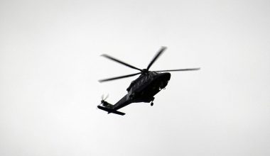 Kένυα: Άνδρας «κρεμάστηκε» από ελικόπτερο επειδή το πλήρωμα αρνήθηκε να του προσφέρει χρήματα & μεταφορά! (βίντεο)