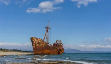 Γύθειο: «Καταρρέει» το φημισμένο ναυάγιο «Δημήτριος» – Κάποτε ήταν το σύμβολο της περιοχής (βίντεο)
