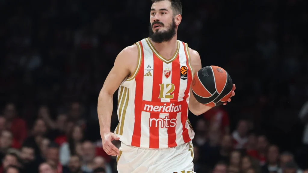 Νίκολα Κάλινιτς: Μαινόμενος ο παίκτης του Ερυθρού Αστέρα έριξε μπουνιά στον αντίπαλό του (βίντεο)