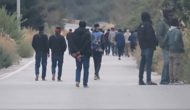 Κρήτη: Μετανάστες περιφέρονται ασκόπως προσπαθώντας να εντοπίσουν κάποιον υπεύθυνο για να δηλώσουν την άφιξή τους!
