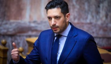 Κ.Κυρανάκης: Δείτε τον με γάντια και βούρτσα να καθαρίζει γκράφιτι από τον σταθμό ΗΣΑΠ στον Ταύρο (βίντεο)