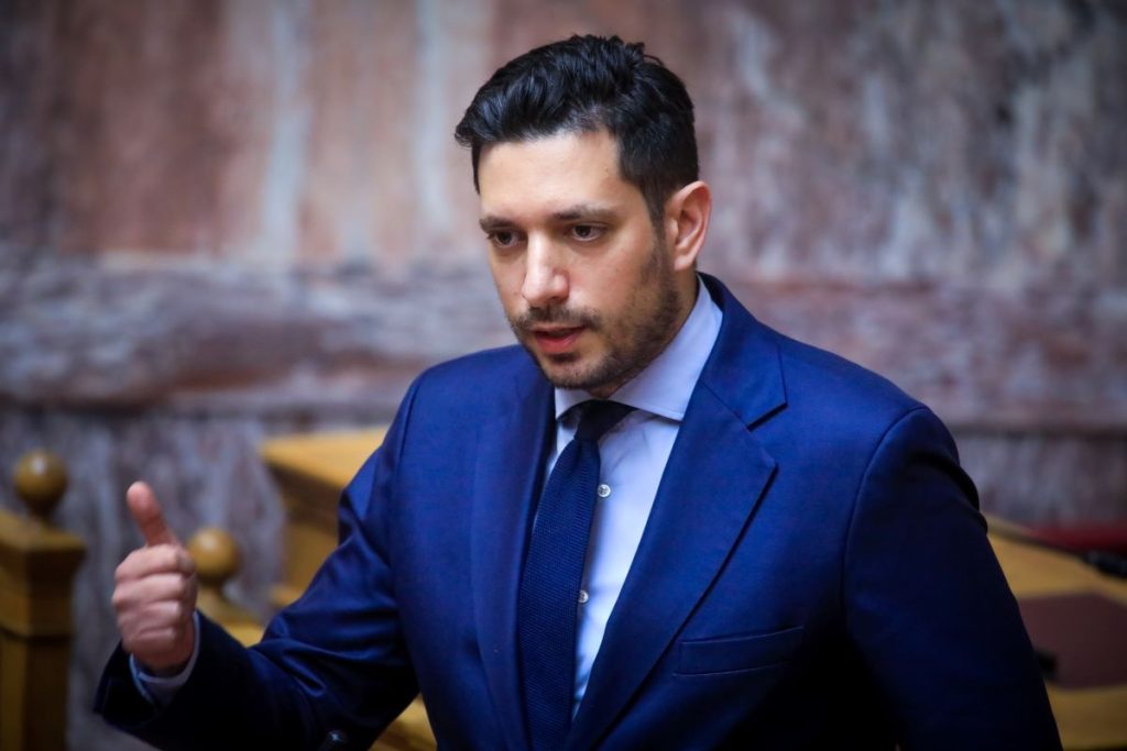 Κ.Κυρανάκης: Με γάντια και βούρτσα καθάρισε γκράφιτι από τον σταθμό ΗΣΑΠ στον Ταύρο (βίντεο)