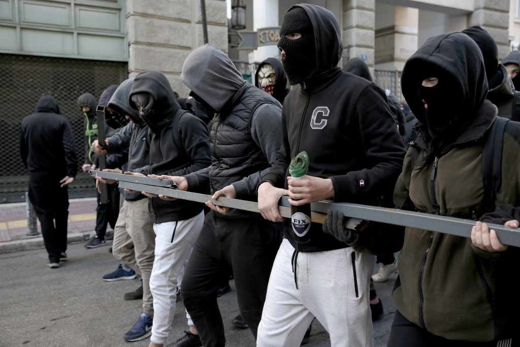 Μέλη του Ρουβίκωνα βανδάλισαν την πολυκατοικία που διαμένει η καθηγήτρια του ΕΚΠΑ Β.Νικολαΐδου – Κυριανίδου