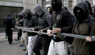 Μέλη του Ρουβίκωνα βανδάλισαν την πολυκατοικία που διαμένει η καθηγήτρια του ΕΚΠΑ Β.Νικολαΐδου – Κυριανίδου