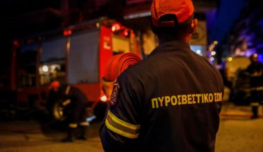 Θεσσαλονίκη: Φωτιά σε κατοικία στο Ωραιόκαστρο – Επιχειρούν 15 πυροσβέστες με πέντε οχήματα