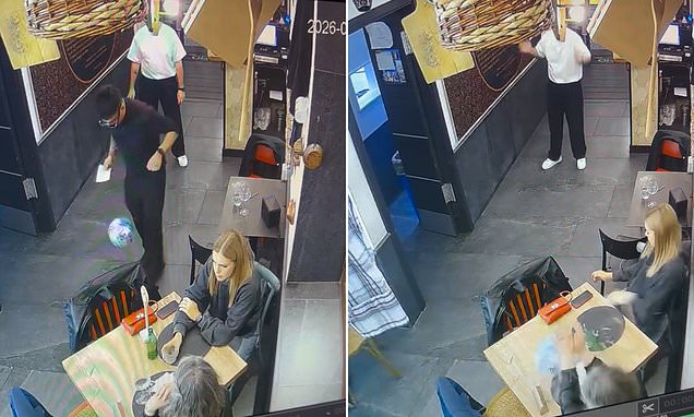 Δεν πήγε και τόσο καλά: Η στιγμή που Ιταλός σερβιτόρος πετά μια… μπάλα στο ποτήρι πελάτισσας (βίντεο)