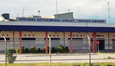 Άραξος: Κατέρρευσε σκάλα επιβίβασης αεροσκάφους – Σε χειρουργική επέμβαση υποβλήθηκε δημοσιογράφος