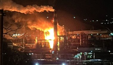 Ρωσία: Συγκλονίζουν οι εικόνες από την Τουάπσε μετά την ουκρανική επίθεση – Πυκνό σύννεφο καπνού καλύπτει τα πάντα
