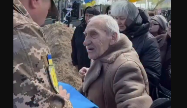 Ουκρανός ξεσπά σε κλάματα πάνω από το φέρετρο του γιου του που σκοτώθηκε στον πόλεμο – Δείτε το συγκινητικό βίντεο