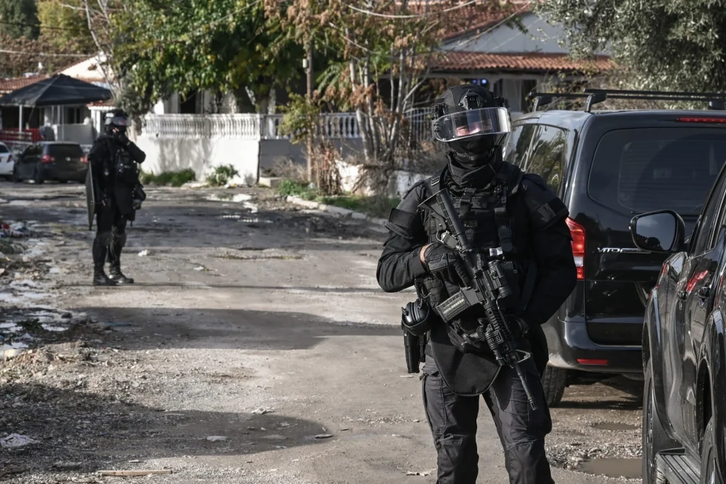 Xειροπέδες σε 20χρονο Ρομά στο Ζεφύρι: Είχε κατακλέψει δίκυκλα, αυτοκίνητα και φορτηγά από διάφορες περιοχές
