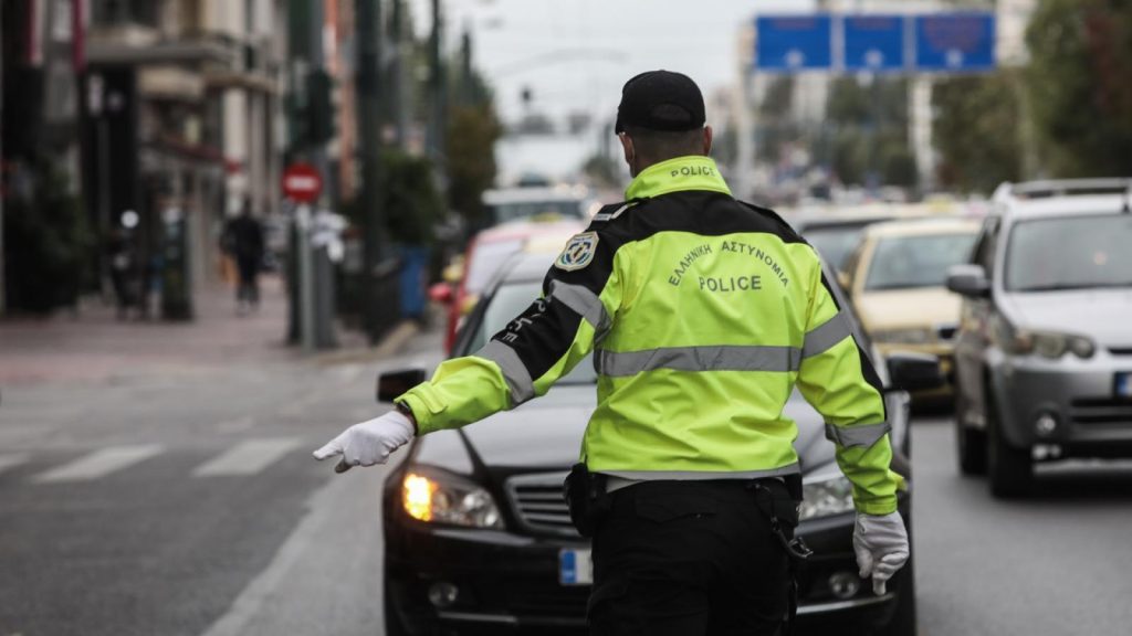 Κ.Ο.Κ: Η παράβαση που επισύρει πρόστιμο 150 ευρώ και αφαίρεση διπλώματος – Τι είναι ο κωδικός «01»