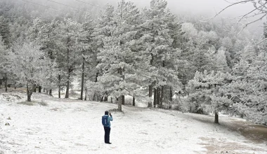 Στα «λευκά» η Πεντέλη και η Πάρνηθα: Διακόπηκε η κυκλοφορία στη λεωφόρο Πάρνηθος (φωτο – βίντεο)