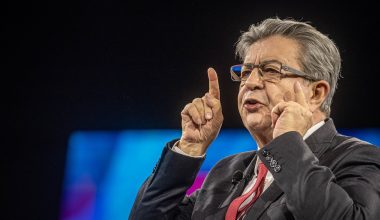 Ο Ζαν Ζακ Μελανσόν βάζει «φρένο» στις φήμες αποχώρησής του: «Θα είμαι υποψήφιος στις προεδρικές εκλογές του 2027»