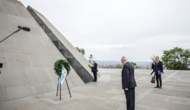 Στην Αρμενία ο Κωνσταντίνος Τασούλας: «Έχουμε παρόμοια δραματικά βιώματα» είπε ο ΠτΔ (φωτογραφίες)