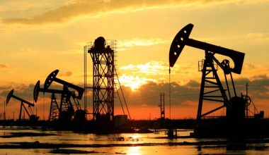 Bloomberg για πετρέλαιο: «Τα αποθέματα ασφαλείας εξαντλούνται» – Φόβοι για παράταση του αποκλεισμού των Στενών
