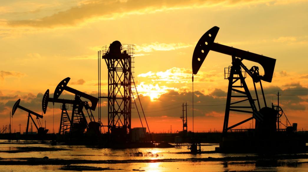 Bloomberg για πετρέλαιο: «Τα αποθέματα ασφαλείας εξαντλούνται» – Φόβοι για παράταση του αποκλεισμού των Στενών