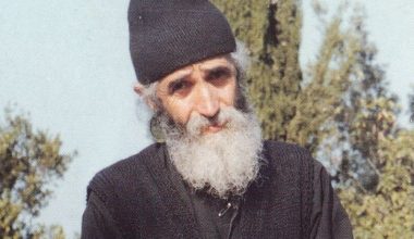 Απίστευτη απάτη: Έκαναν τον Άγιο Παΐσιο να «μιλάει» μέσω AI – «Αν δεν γράψεις “αμήν” η Παναγία θα σε τιμωρήσει»