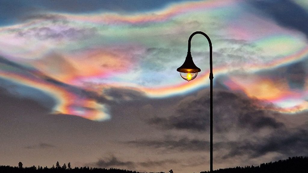 Εντυπωσιακές εικόνες: Περίεργα σύννεφα «σκέπασαν» την Ινδονησία – Πού οφείλεται η πολυχρωμία τους (βίντεο)