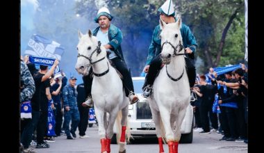 Βίντεο: Οπαδοί ποδοσφαιρικής ομάδας του Καζακστάν έφτασαν στο γήπεδο με παραδοσιακές στολές και πάνω σε… άλογα