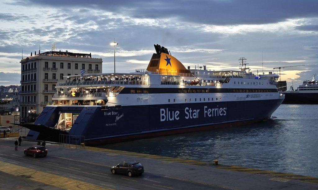 «Blue Star Naxos»: Ταλαιπωρία για τους 514 επιβάτες του λόγω εμπλοκής της άγκυρας στο λιμάνι του Πειραιά