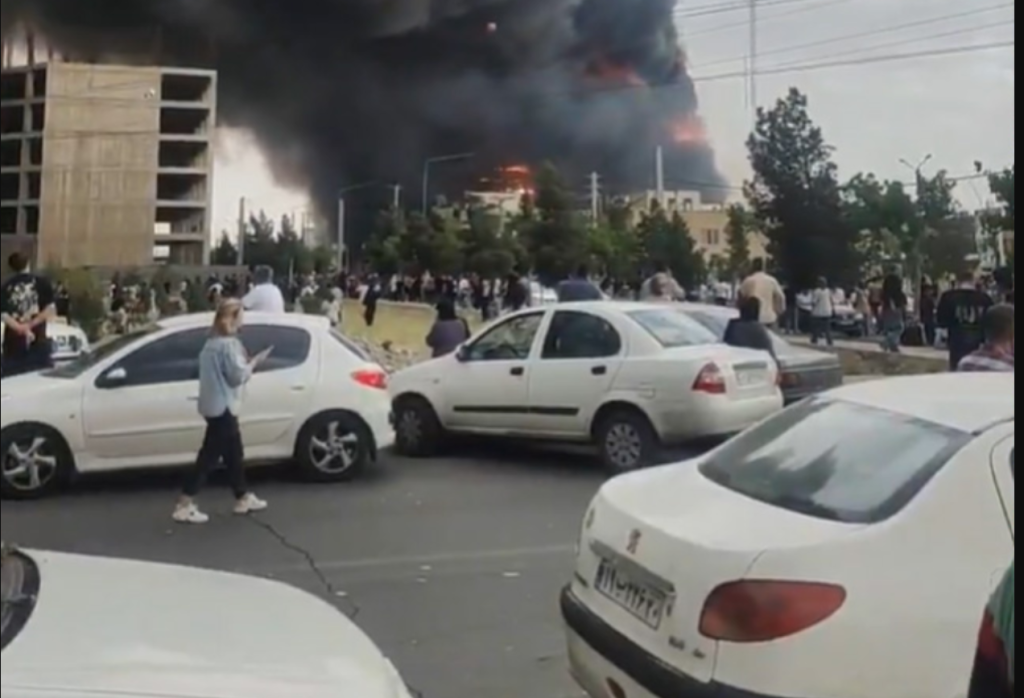 Τεράστια πυρκαγιά σε εμπορικό κέντρο της Τεχεράνης: Σε κατάσταση πανικού οι περίοικοι Ιρανοί (βίντεο)