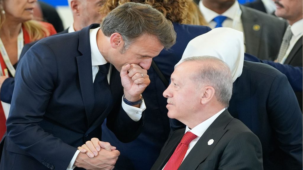 Η Γαλλία λέει τώρα ότι οι δηλώσεις Μακρόν για αμυντική υποστήριξη στην Ελλάδα δεν αφορούν… στην Τουρκία