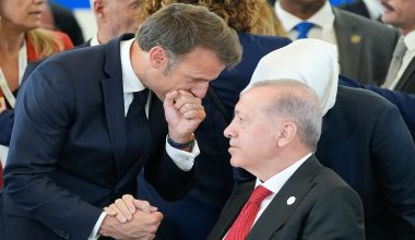 Η Γαλλία λέει τώρα ότι οι δηλώσεις Μακρόν για αμυντική υποστήριξη στην Ελλάδα δεν αφορούν… στην Τουρκία