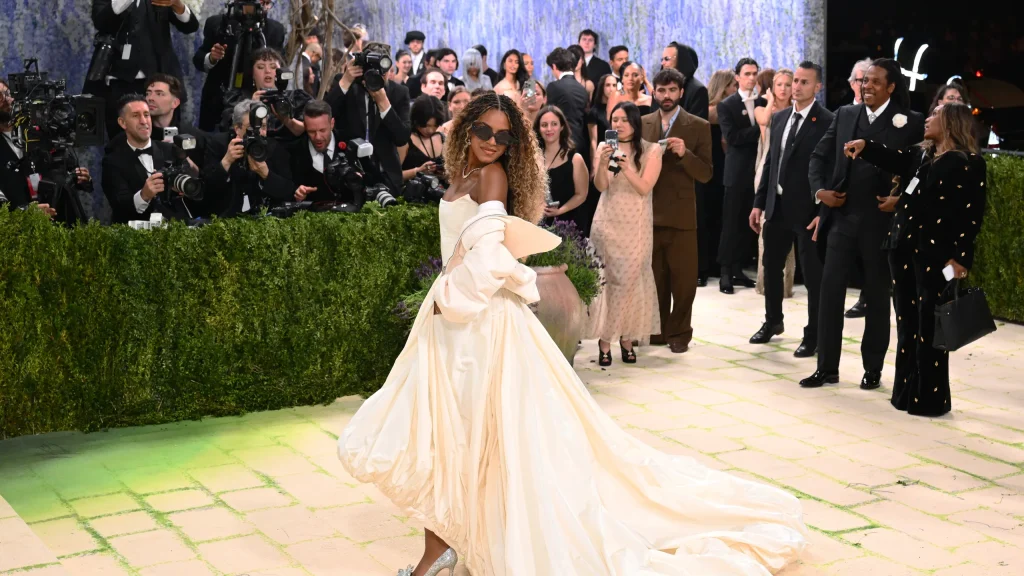«Κατά μάνα, κατά κύρη»: Η Μπλου Άιβι στο Met Gala αγνόησε επιδεικτικά τον πατέρα της Jay-Z (βίντεο)