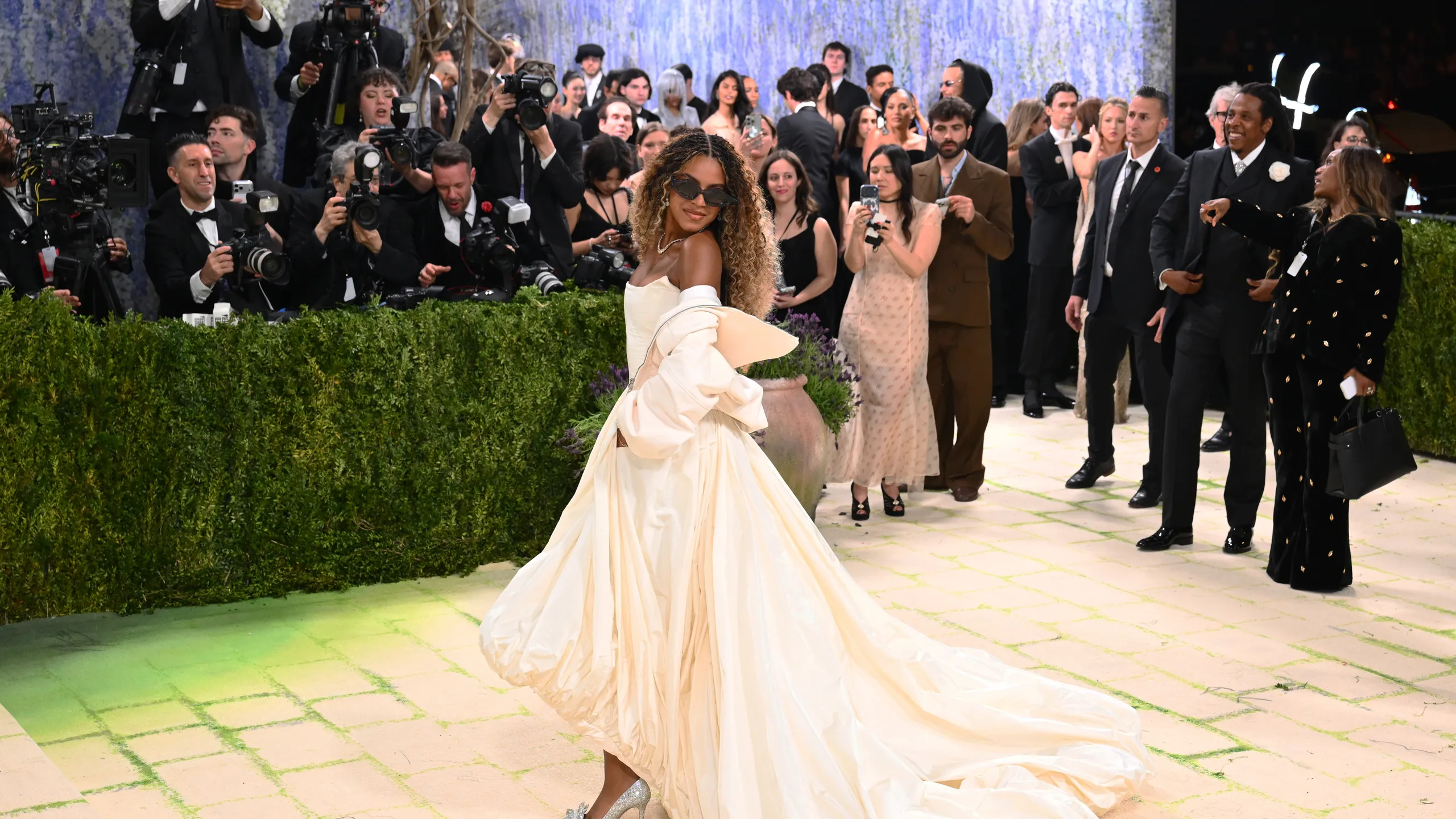 «Κατά μάνα, κατά κύρη»: Η Μπλου Άιβι στο Met Gala αγνόησε επιδεικτικά τον πατέρα της Jay-Z (βίντεο)