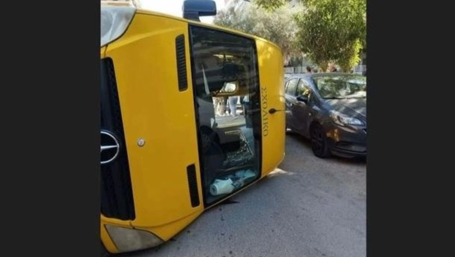 Σχολικό λεωφορείο ανετράπη και τούμπαρε στο Παλαιό Φάληρο μετά από σύγκρουση με Ι.Χ. όχημα