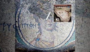 Τουρκία: Ανακαλύφθηκε εντυπωσιακό ψηφιδωτό 1.800 ετών με την αρχαιοελληνική λέξη «Τρύφη» – Τι σημαίνει (φώτο)
