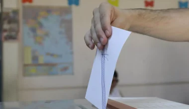 Δημοσκόπηση ΜRΒ: Aπώλειες 2,4 μονάδων στην πρόθεση ψήφου για τη ΝΔ – Στην τρίτη θέση «άλλο κόμμα»