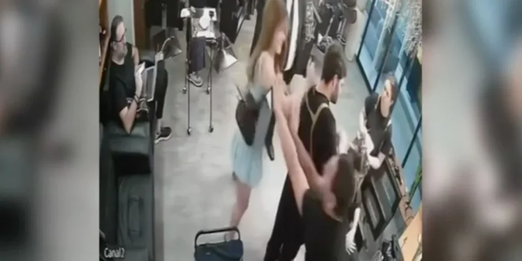 Σάο Πάολο: H στιγμή που γυναίκα καρφώνει μαχαίρι στον αυχένα κομμωτή επειδή δεν της άρεσε το κούρεμά της! (βίντεο)