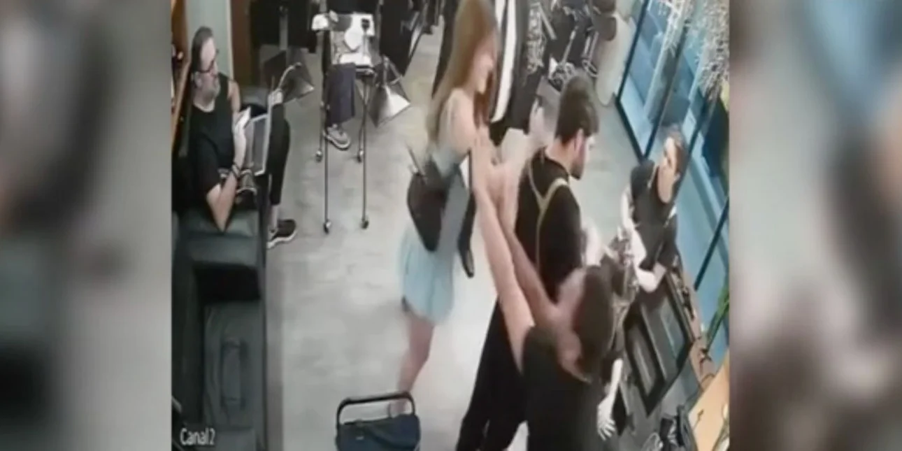 Σάο Πάολο: H στιγμή που γυναίκα καρφώνει μαχαίρι στον αυχένα κομμωτή επειδή δεν της άρεσε το κούρεμά της! (βίντεο)
