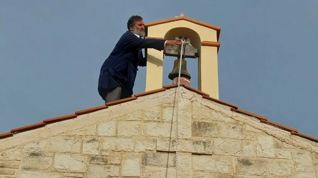 Ιερόσυλος στην Κρήτη γάζωσε καμπαναριό εκκλησίας (φωτό)