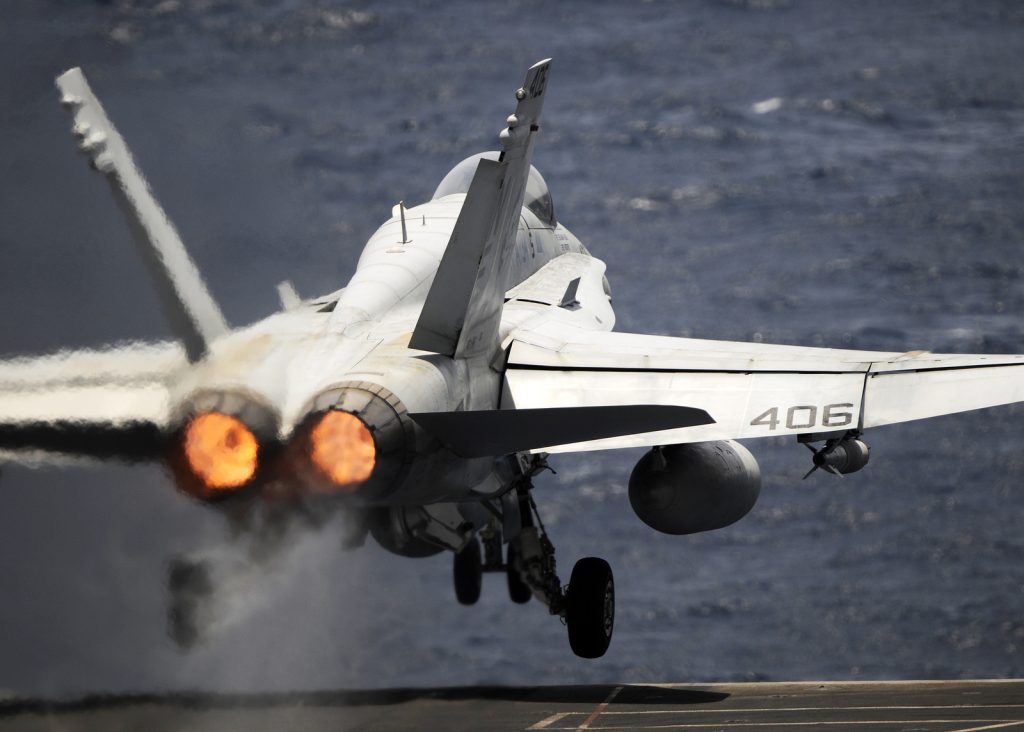 Η στιγμή που αμερικανικό F/A-18 Super Hornet βομβαρδίζει ιρανικά τάνκερ στα Στενά του Ορμούζ (βίντεο)
