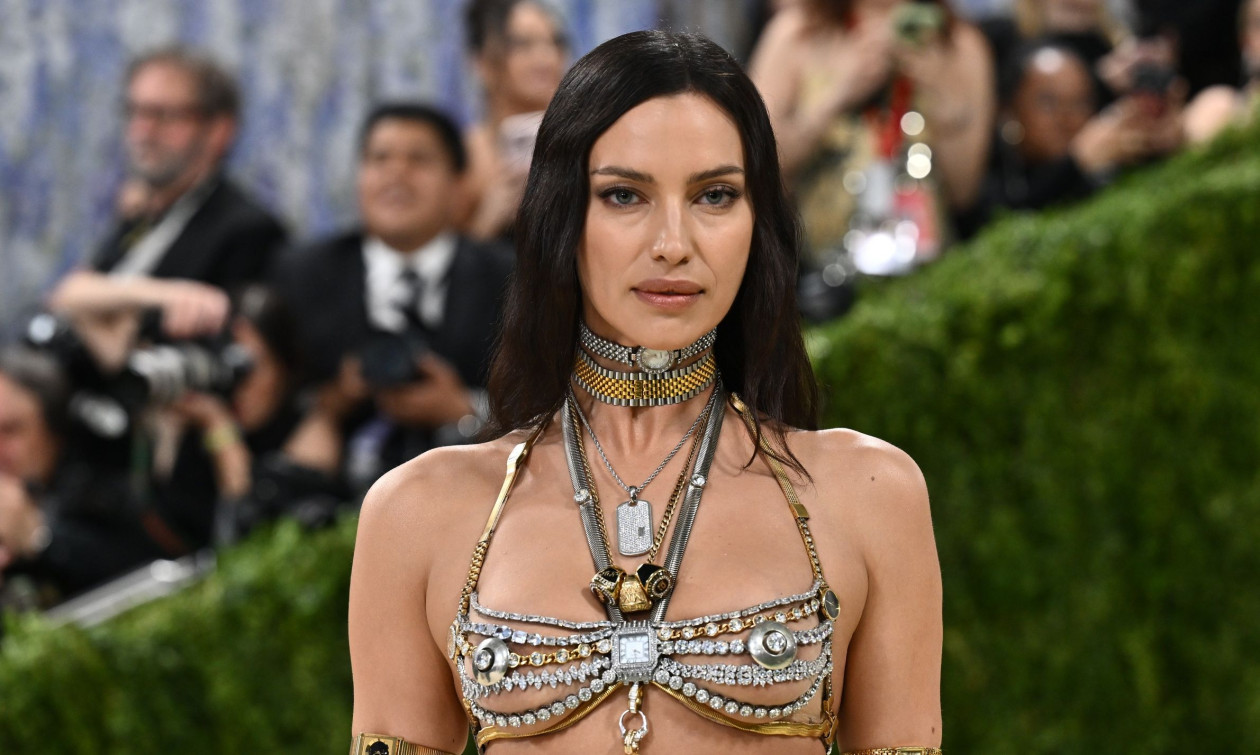 Μετά το Met Gala, «μαγνητίζει» το Instagram με το γραμμωμένο κορμί της η Ιρίνα Σάικ