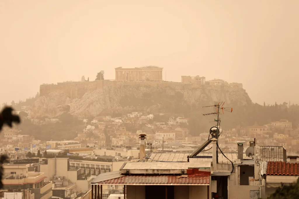 Καιρός: Αφρικανική σκόνη και μικρή πτώση της θερμοκρασίας σήμερα – Πού θα σημειωθούν βροχές