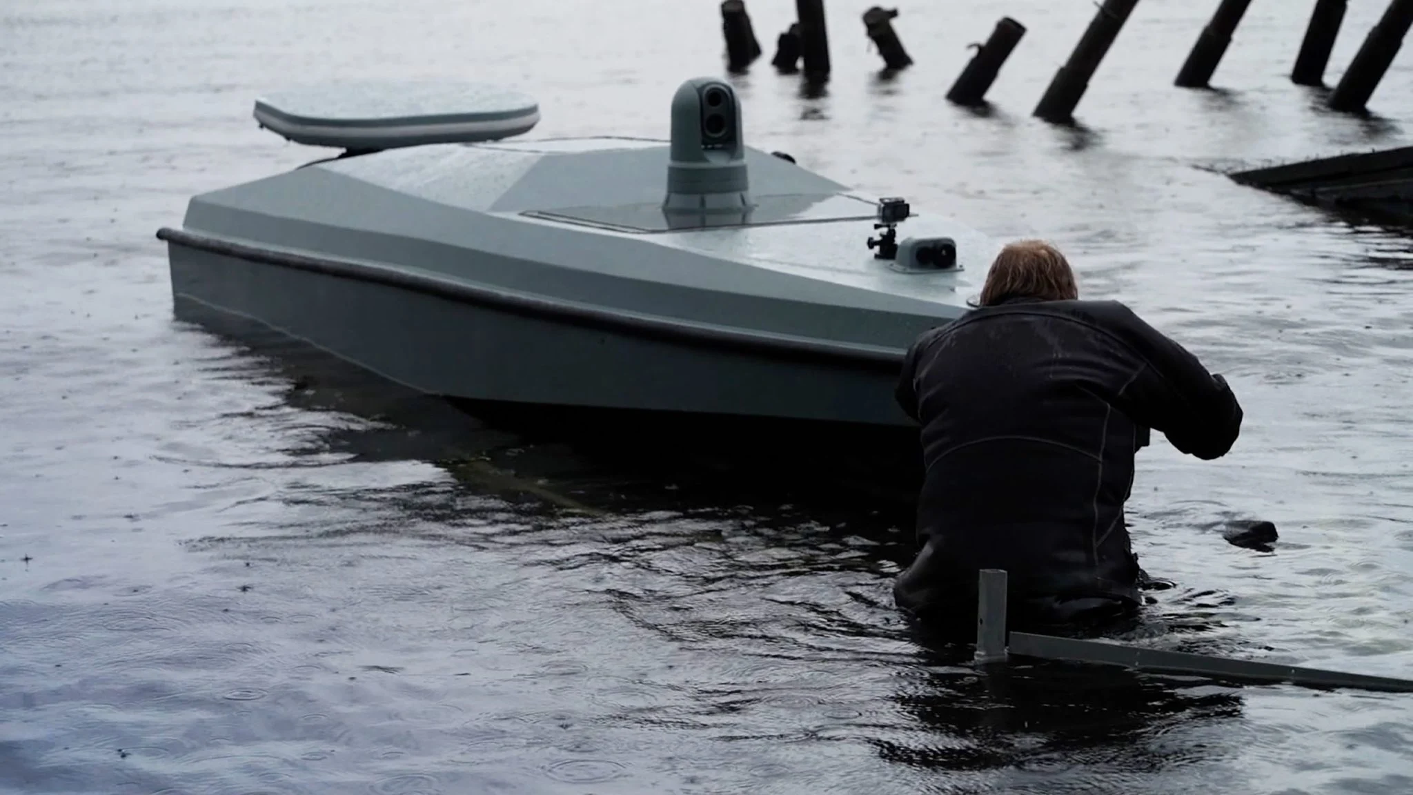 Μεταφέρεται στην Αττική το ουκρανικό USV που εντοπίστηκε στην Λευκάδα – Στα «χέρια» των Ε.Δ. για έλεγχο