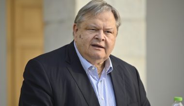 Οι αιχμές του Ε.Βενιζέλου για τον Κ.Τζαβέλλα: «Έπρεπε να εξαιρεθεί από την υπόθεση των υποκλοπών»