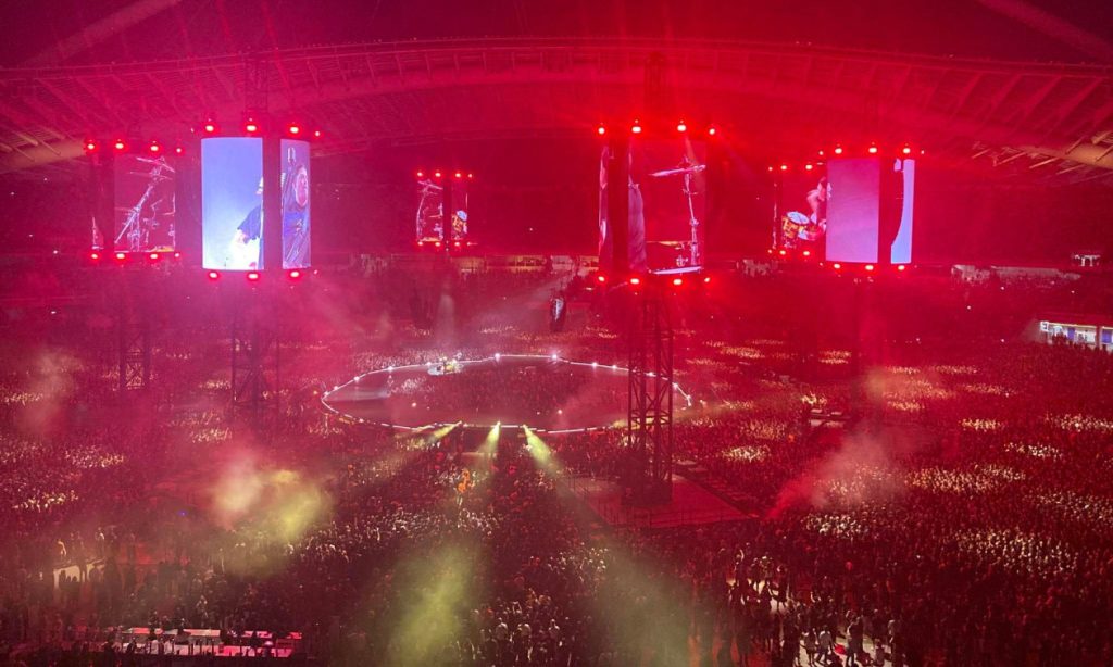 Ξεκίνησε η συναυλία των Metallica στο ΟΑΚΑ – Έπαιξαν το συρτάκι του Ζορμπά και Τρύπες
