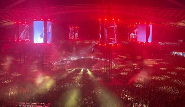 Ξεκίνησε η συναυλία των Metallica στο ΟΑΚΑ – Έπαιξαν το συρτάκι του Ζορμπά και Τρύπες