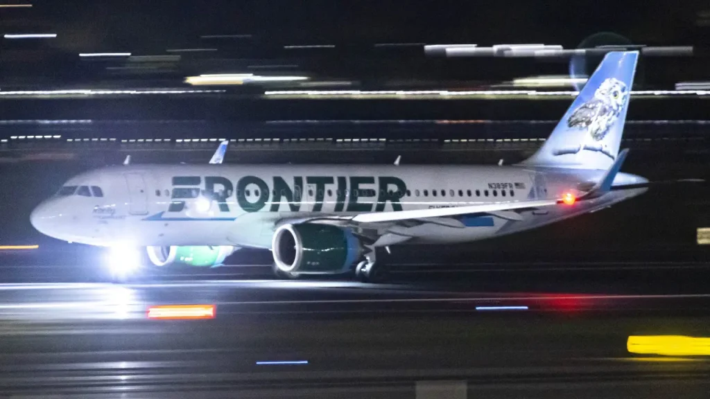 Βίντεο: Η στιγμή που το αεροσκάφος της   Frontier  κτυπά άνδρα στο διάδρομο του αεροδρομίου στο Ντένβερ