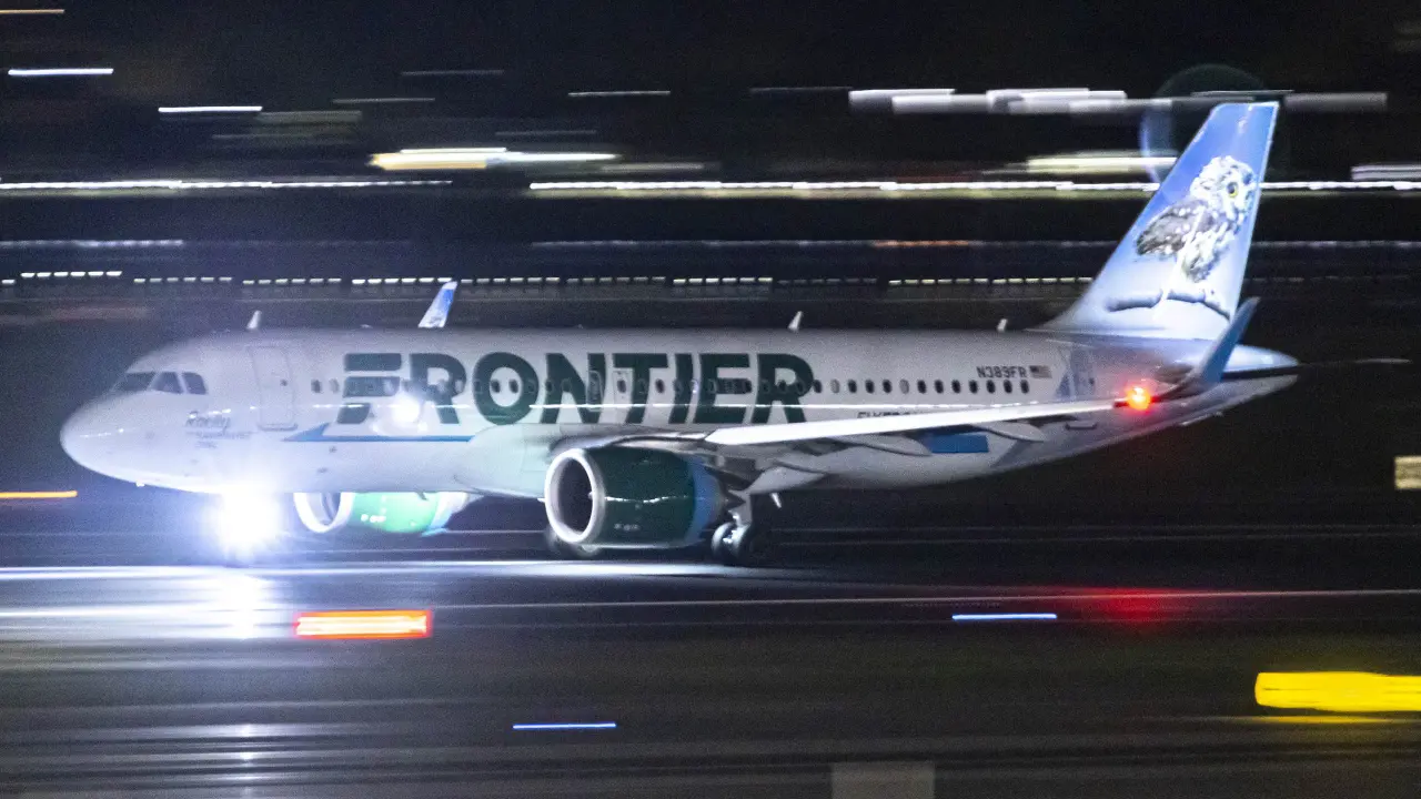 Βίντεο: Η στιγμή που το αεροσκάφος της Frontier κτυπά άνδρα στο διάδρομο του αεροδρομίου στο Ντένβερ
