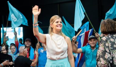 Λάουρα Φερνάντες: Ο «κρυφός άσος» στο μανίκι της νέας προέδρου της Κόστα Ρίκα – Τι δεσμεύτηκε να κάνει