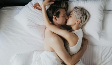 Τελικά, φτάνει μία φορά το σεξ την εβδομάδα; Τι λένε οι ειδικοί για τη συχνότητα που κρατά μια σχέση «ζωντανή»