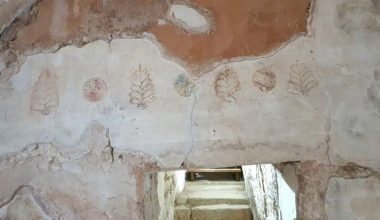 Ο μακεδονικός τάφος που κρύβεται κάτω από πολυκατοικία στη Δράμα – Η ανακάλυψη που πάγωσε τα συνεργεία το 1976
